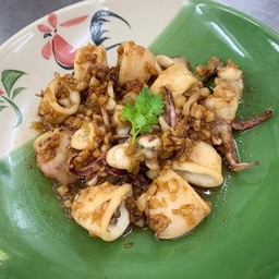 ปลาหมึกผัดกระเทียม (กับข้าว)