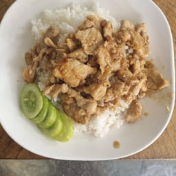 หมูกระเทียมราดข้าว