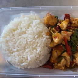 กระเพราไก่ ราดข้าว