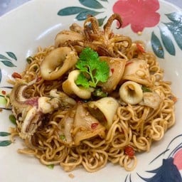 ผัดมาม่าปลาหมึก