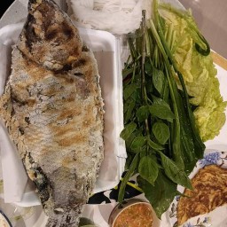 กระเพรา-ปลาเผา