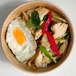 ข้าวผัดกะเพราหน่อไม้ (ไข่ดาวเปลี่ยนไข่ข้นได้)