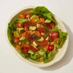 ยำแซลมอนทอด พร้อมอะโวคาโด่ และไข่ปลาแซลมอน