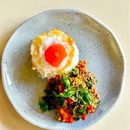 ข้าวผัดกระเพราหมูสับพร้อมไข่ดาว Rice with minced pork with fried egg