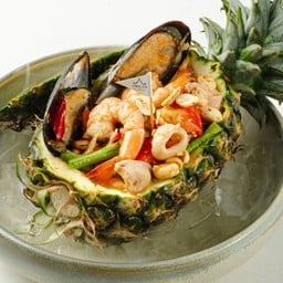 ส้มตำทะเลรวมมิตรในสัปปะรด