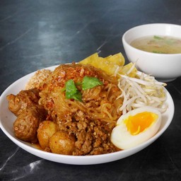 ก๋วยเตี๋ยวแห้งคลุกซอสดำ (สูตรเผ็ดสูตรเด็ดของร้าน)