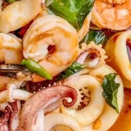 ผัดโหระพาทะเลราดข้าว