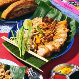 ผัดไทยไฟทะลุ (Pad Thai Fai Ta Lu) เอ็มโพเรียม