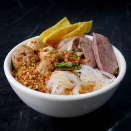 ก๋วยเตี๋ยวต้มยำหมู (เครื่องใน)