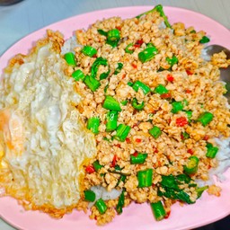 กระเพราไก่ ราดข้าว