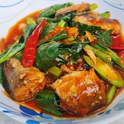 ผัดคะน้าปลากระป๋อง ราดข้าว