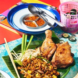 ผัดไทยโคตรไก่ย่าง (ไก่ลิ้นจี่)