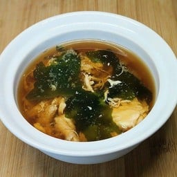 ซุปน้ำดำ สาหร่ายวากาเมะใส่ไข่