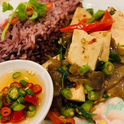 ข้าว-กระเพราเต้าหู้พริกแห้ง (มังสวิรัติ)