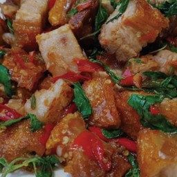 กระเพราหมูกรอบ