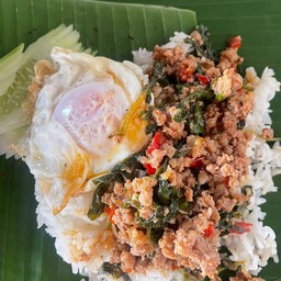 ข้าวผัดใบกะเพราหมู ไข่ดาว