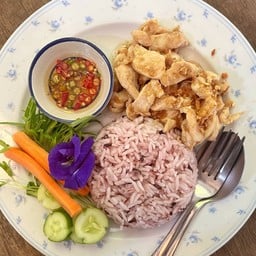 ข้าวไก่ทอดกระเทียมพริกไทย