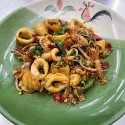 ผัดกะเพราปลาหมึก (กับข้าว)