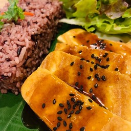 ข้าว-เต้าหู้ราดซอสเทอริยากิ (มังสวิรัติ)