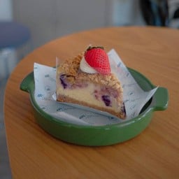 Mix Berry Crumble Cheese Pie