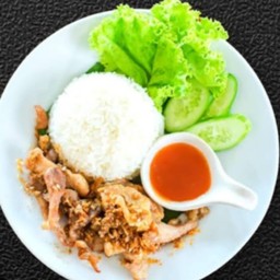 กระเทียมราดข้าว