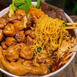 ก๋วยเตี๋ยวไก่บุฟเฟ่ต์ชามยักษ์ ใส่ทุกอย่าง