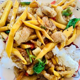 กะเพราสามชั้นผัดหน่อไม้ดองราดข้าว