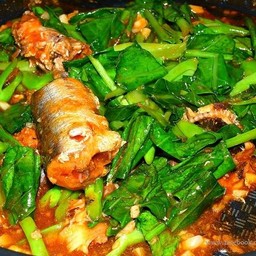 ผัดคะน้าปลากระป๋อง ราดข้าว