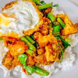 ผัดพริกแกงราดข้าว