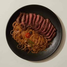 สเต็กเนื้อวากิว พร้อมพาสต้าผัดกระเทียมมันเนื้อ