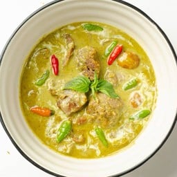 แกงเขียวหวานเนื้อน่องลายพริกสด