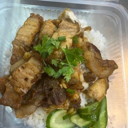 ข้าวหมูกรอบผัดกะเทียม