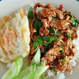กระเพราหมูชิ้นไข่ดาว