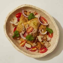 ยำเกี๊ยวกรอบหมูสับรสแซ่บ