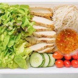 สลัดเส้นหมี่อกไก่นุ่ม