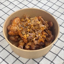 อกไก่ทอดกระเทียมพริกไทย (กับข้าว)