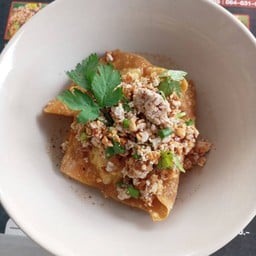 ยำเกี๊ยวกรอบหมูเด้ง