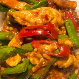ผัดพริกแกงไก่