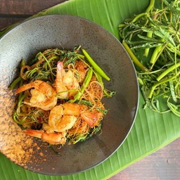 เส้นหมี่ผัดกระเฉดกุ้ง