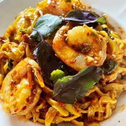 เส้นข้าวซอยผัดพริกแกงใต้กุ้ง