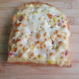 โทสต์ข้าวโพดแฮมชีส