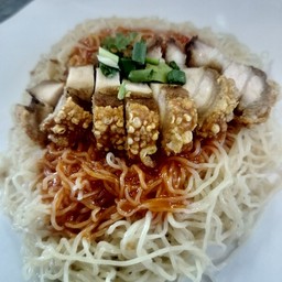 บะหมี่แห้งหมูกรอบ