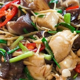 ข้าว ไก่ผัดขิงใส่เห็ดหูหนู