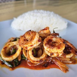 ข้าว กุ้งหมึกผัดพริกเผา