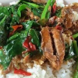 ข้าวคะน้าปลากะป๋อง