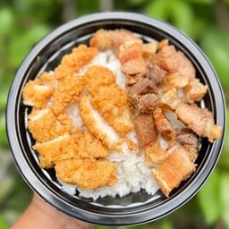 กะเพราไก่กรอบ ผสม หมูกรอบ โคตรจุกกก ในรูไม่ได้ราดน้ำ