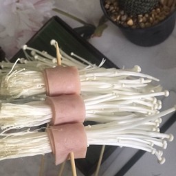 แฮมไก่พันเห็ดเข็มทอง