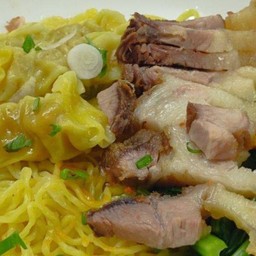 บะหมี่เกี๊ยว-หมูกรอบ
