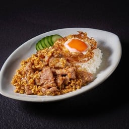 🥘 ข้าวเนื้อนุ่มกระเทียมไข่เป็ดดาว