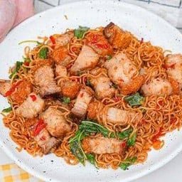 ผัดกระเพรา มาม่า หมูกรอบ